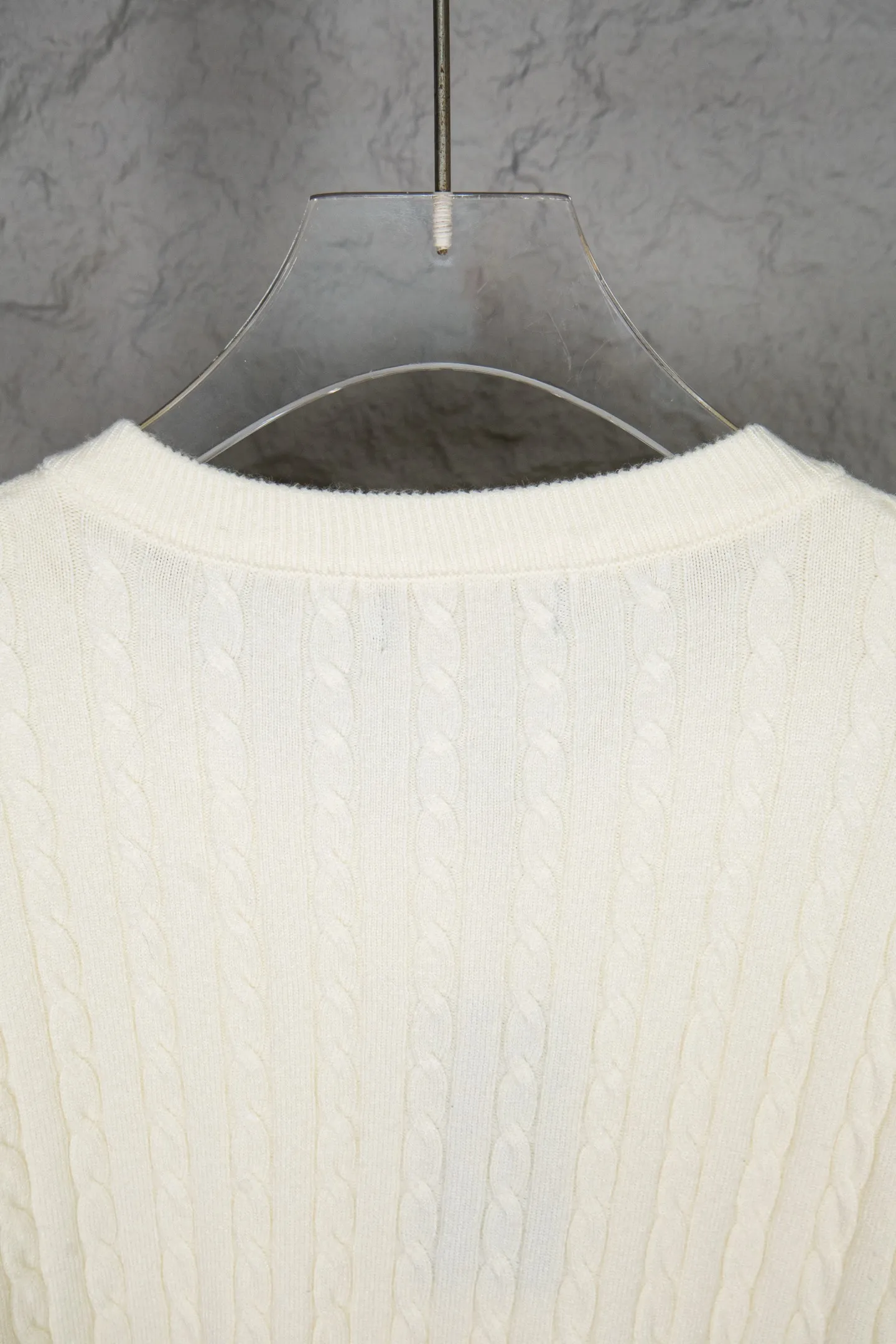P190 Ralph Lauren Classic Round Neck Solid Color Pony Embroidered Logo Knitted Cardigan Long Sleeve Ralph Lauren Classic Basic Versatile Twist Knitted Cardigan Long Sleeve Main supply platform live broadcast Wholesale entity Replenish when out of stock Not removed from the shelves Quality 1:1 patterning Complete three standards Correct version of pony logo Imported quality cotton yarn Focus on high-end Cost-effective Good quality Needless to say Zhao Lusi's same style is really amazing, so sweet I'm so beautiful. This cardigan is really good-looking. It's simple and easy to wear. It's a must-have for goddess ootd. Good-looking clothes are never picky. A must-have in the wardrobe of goddesses. Size: S-XL. Color: black, apricot, gray, navy, red, white.